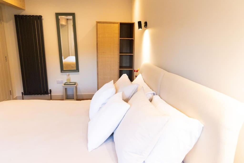 Amarelo Apartment, Central Charlbury, 1 Super King Bed Kültér fotó