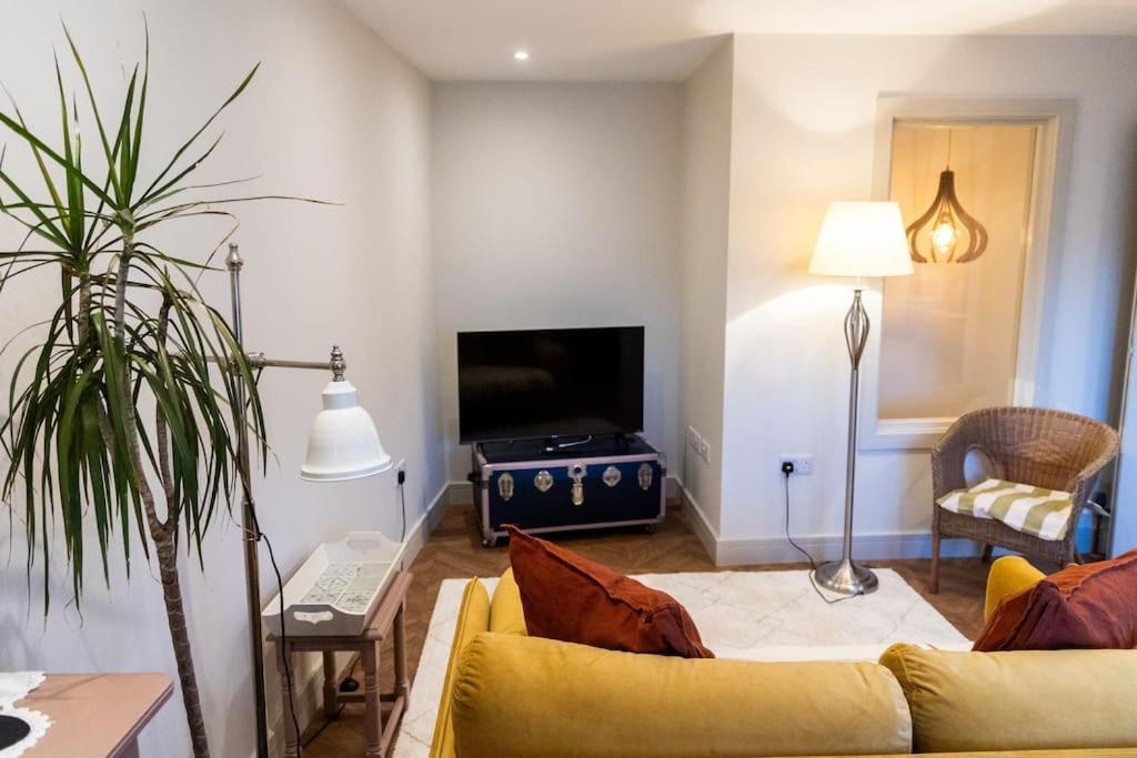 Amarelo Apartment, Central Charlbury, 1 Super King Bed Kültér fotó