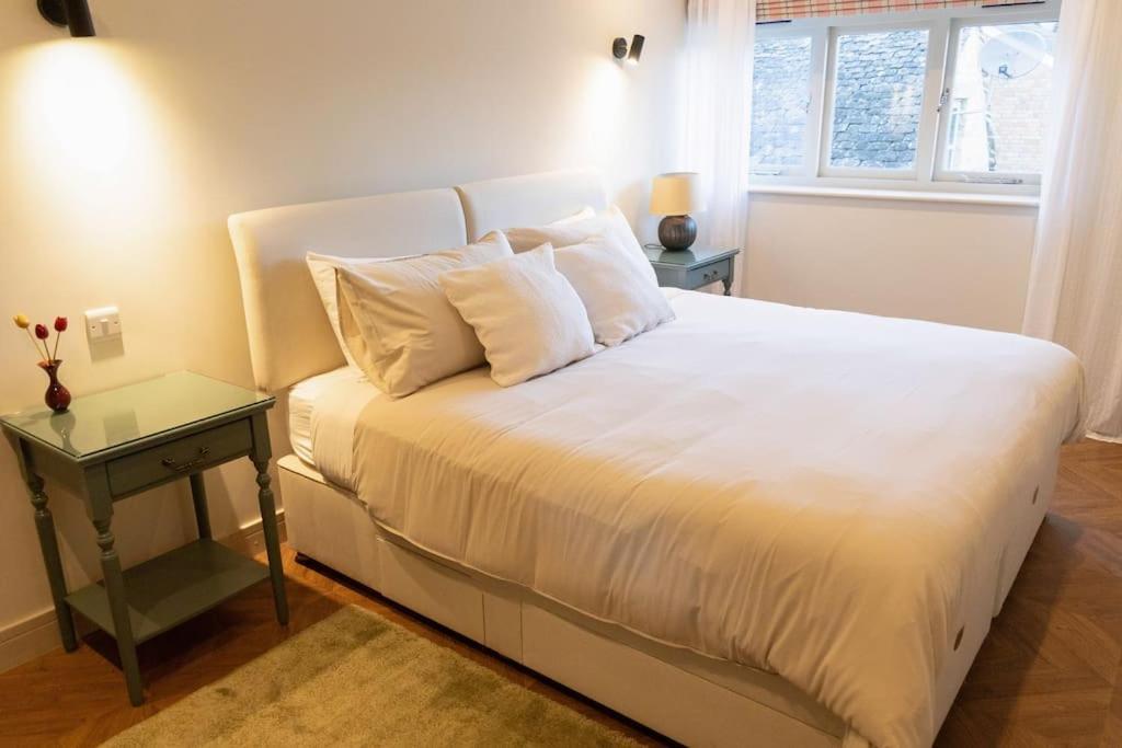 Amarelo Apartment, Central Charlbury, 1 Super King Bed Kültér fotó