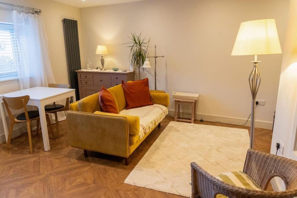 Amarelo Apartment, Central Charlbury, 1 Super King Bed Kültér fotó