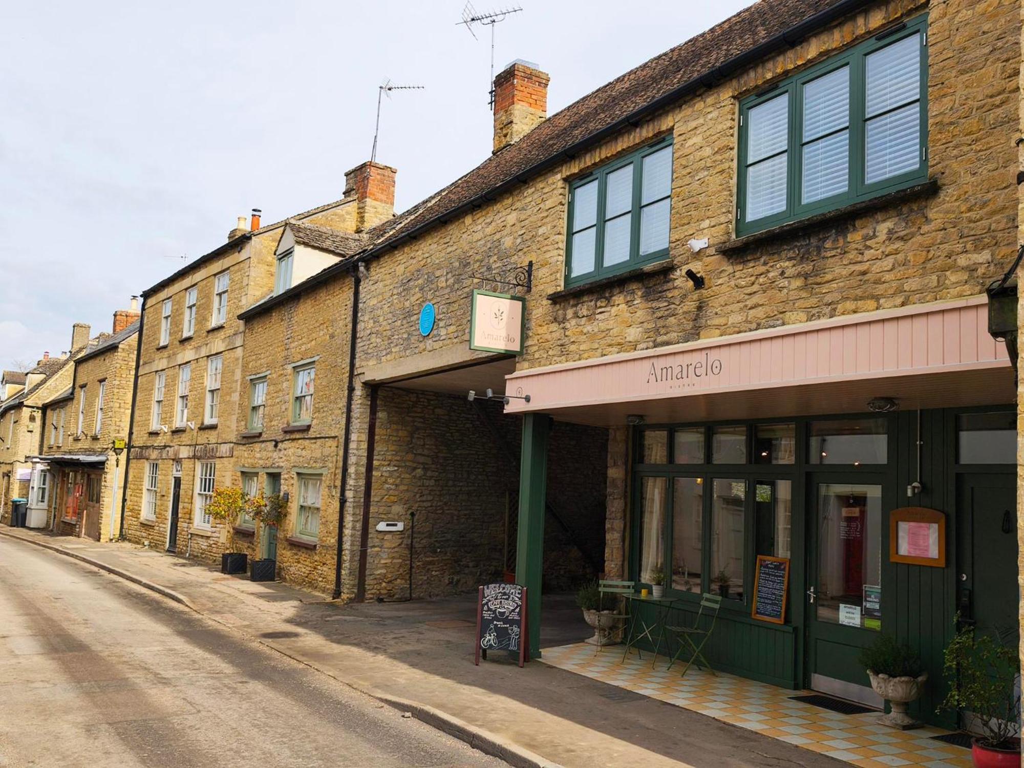 Amarelo Apartment, Central Charlbury, 1 Super King Bed Kültér fotó